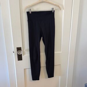 Vuori, High-Waist Black Leggings, size medium. Ribbed top.
